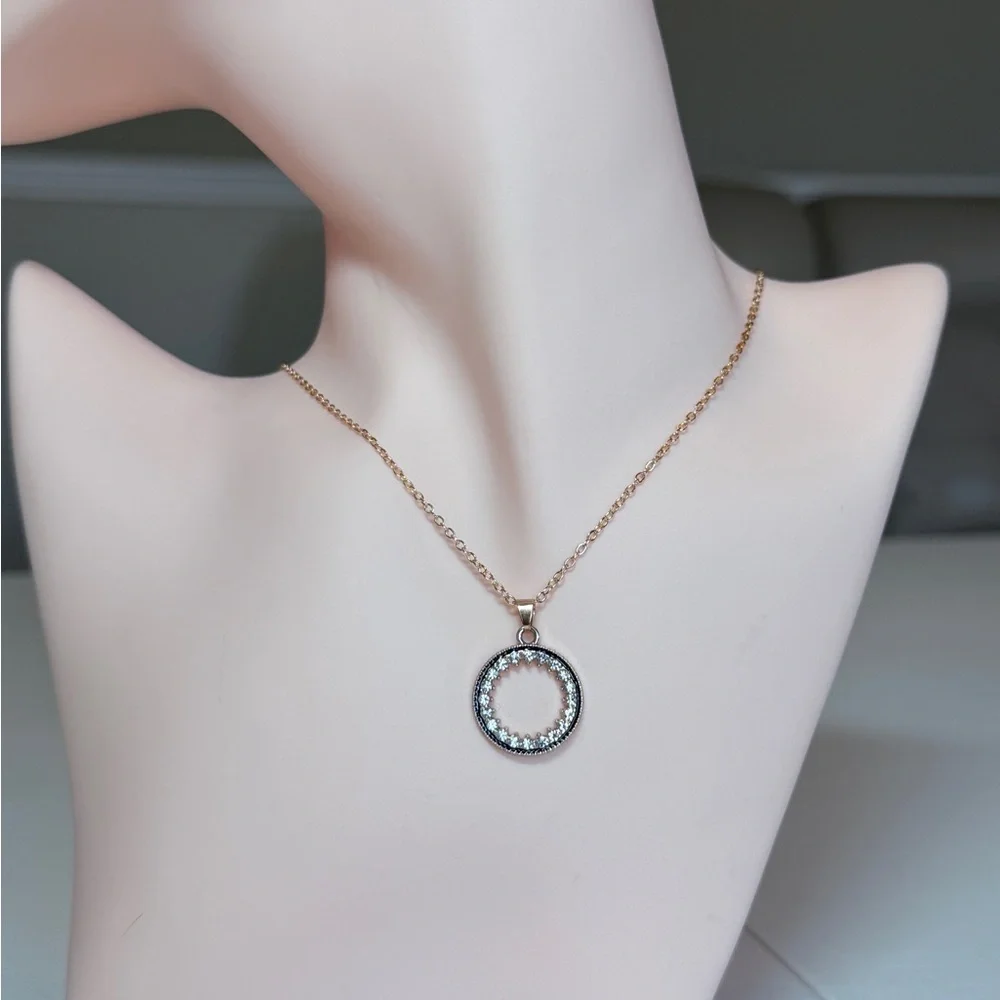 ⚜️ Elegant Gold and Silver Circle Pendant Necklace